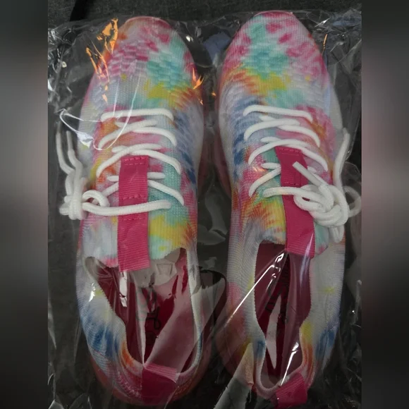 Women's La Sheelah Tie-Dye Sneaker, Size 6.5 NWOT - Picture 2 of 11